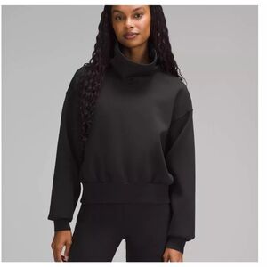 Lululemon Full Flourish woman’s turtleneck